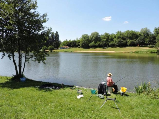 Camping Du Lac Hotel Pouzauges Exterior foto